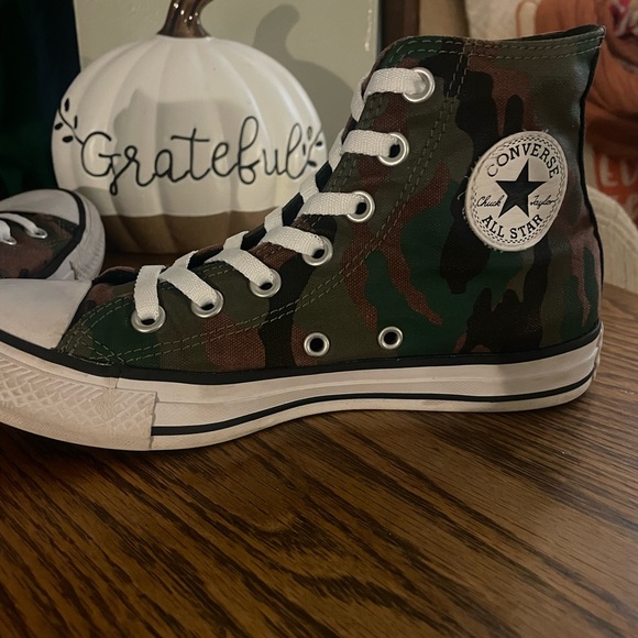 Cute high top army converse with red rose on one side of each shoe..like new - Picture 1 of 3